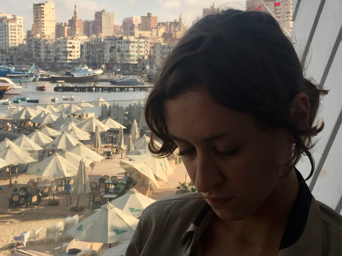 Basma al-Sharif (PS) Filmemacherin und Künstlerin Mit präziser Bildsprache, schwarzem Humor und einem Gespür für Landschaft und Ton arbeitet die palästinensische Künstlerin und Filmemacherin Basma al-Sharif in den Bereichen Film, Installation, Literatur und Fotografie. In ihren lyrischen, poetischen Werken setzt sie sich mit anhaltender Gewalt und deren Darstellung auseinander und untersucht dabei das Erbe des Kolonialismus innerhalb von unausweichlichen Machtstrukturen.
