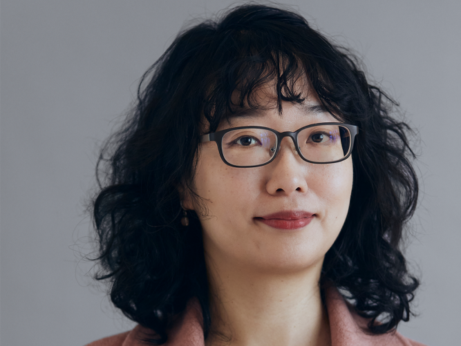 Yun-Hua Chen (TW) Yun-Hua Chen ist eine Filmkritikerin, Kuratorin und Festivalprogrammiererin aus Taiwan, die in Berlin lebt. Sie hat an der University of St Andrews in Filmwissenschaft promoviert und ist Mitherausgeberin von Film International. Sie ist Mitglied der Auswahlkommissionen der Berlinale Shorts, des Berlinale Forums und beim DokuFest sowie im Beirat des Verbands der deutschen Filmkritik. Zuvor leitete sie dokumentART und war Jurymitglied in Vila do Conde, Las Palmas, am EMAF und an der Viennale.