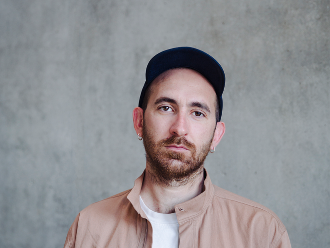 Aurélien Marsais (FR) Nach seinem Studium der Sozialanthropologie und des Dokumentarfilms arbeitete Aurélien Marsais beim Festival Cinéma du Réel in Paris und war 2015 am Aufbau der Plattform ParisDoc beteiligt. Von 2014 bis 2017 koordinierte er États généraux du film documentaire in Lussas und wirkt seither an deren Programmgestaltung mit. Von 2017 bis 2020 war er Co-Leiter des Programmbüros bei Visions du Réel, wo er anschliessend der Auswahlkommission beitrat. Ausserdem wirkt er an der Programmgestaltung der Plattform Tënk.fr mit und ist Absolvent des Eurodoc-Ausbildungsprogramms. Als Produzent mit dem Genfer Kollektiv Cavale Films produzierte er kürzlich «Summer Drift» («Virages»), der 2026 in der Sektion ACID am Festival von Cannes Premiere feierte.