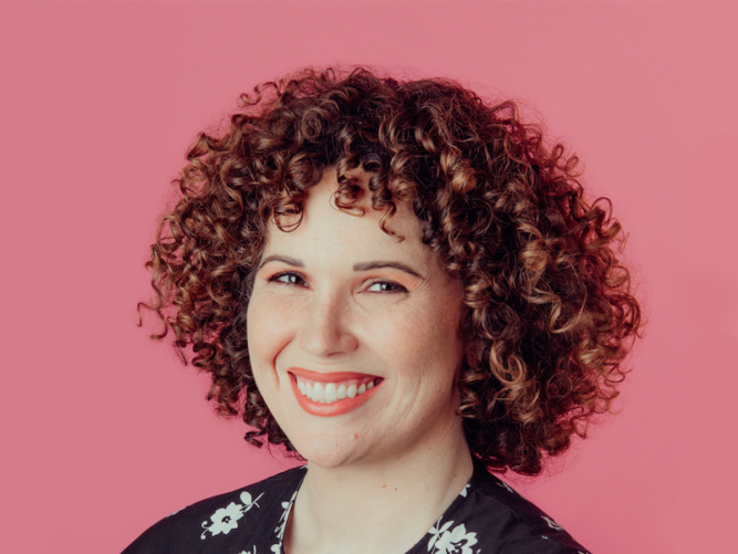 Lisa Ogdie (USA) Lisa Ogdie ist seit 2009 im Team des Sundance Film Festival, wo sie jedes Jahr aus über 10'000 Einreichungen das Kurzfilmprogramm zusammenstellt, und hat zudem 2019 und 2020 Kurzfilme für das Durban Film Festival in Südafrika kuratiert. Neben ihrer Tätigkeit bei Sundance ist Ogdie auch Leiterin der Kinoprogrammierung in Nordamerika für Soho House & Co, wo sie den Soho-House-Mitgliedern exklusiven Zugang zu den spannendsten neuen Film- und Fernsehproduktionen verschafft.