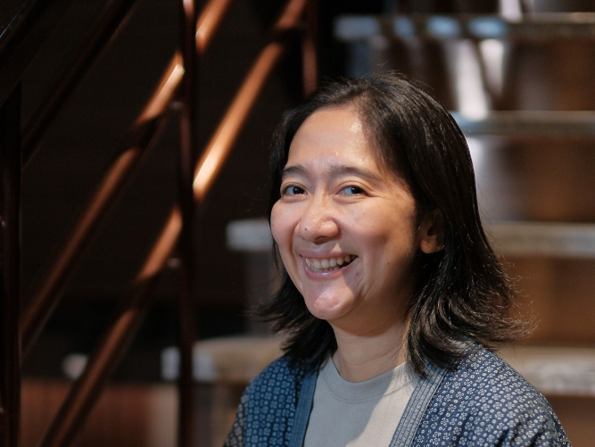 Fransiska Prihadi (ID) Fransiska Prihadi ist Programmdirektorin der Kurzfilm-Organisation Minikino in Bali, Mitbegründerin des Arthouse-Kinos MASH Denpasar und hat einen Hintergrund in Architektur. Sie programmiert Kurzfilme und engagiert sich für Brancheninitiativen, die Filme vor ein Publikum bringen und in breitere gesellschaftliche Kontexte stellen. Sie war an nationalen und internationalen Festivals in Programmteams, Vorauswahlkommissionen und Jurys involviert und gestaltet aktiv Plattformen, die sich der regionalen und internationalen Verbreitung von Kurzfilmen widmen.