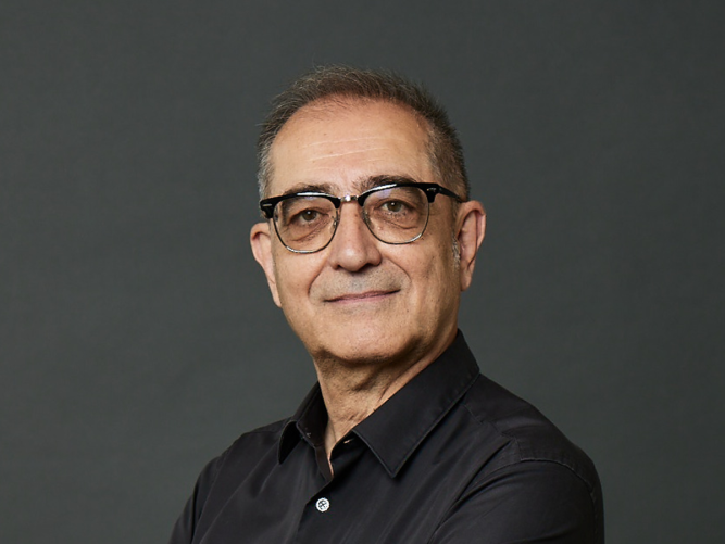 Samir (CH) Samir wurde 1955 in Bagdad, Irak, geboren. Nach der Flucht seiner Familie ging er in der Schweiz zur Schule und machte eine Ausbildung als Typograph und danach als Kameramann. Als Mitglied des Kollektivs Videoladen («Züri brännt») erregte er Mitte der 1980er Jahre mit seinen innovativen ersten Filmen Aufsehen. Seine Werkliste umfasst über 40 Kurz-, Spiel- und Dokumentarfilme. Seit Mitte der 90er Jahre ist er Produzent bei Dschoint Ventschr Filmproduktion, die sich einen Namen als Talentschmiede gemacht hat.
